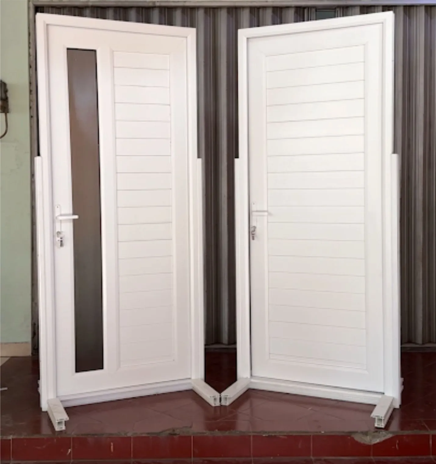 Pintu Swing Panel